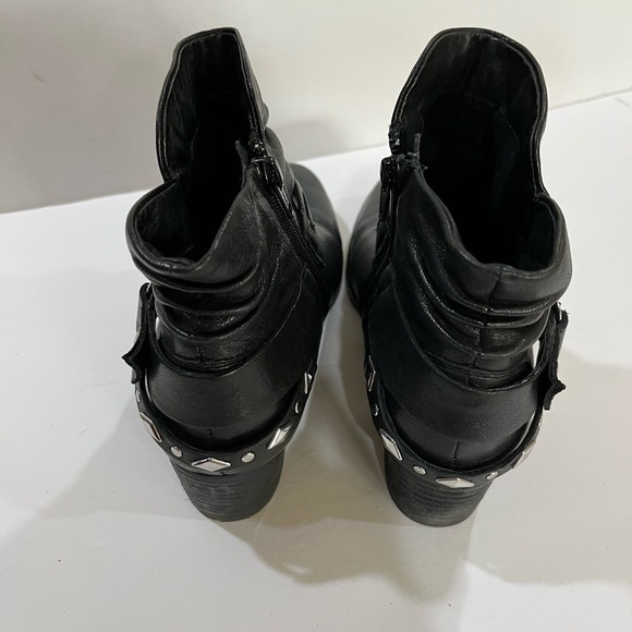 Earth, black, leather booties, heel size 2.0. 7.5 - Picture 3 of 5